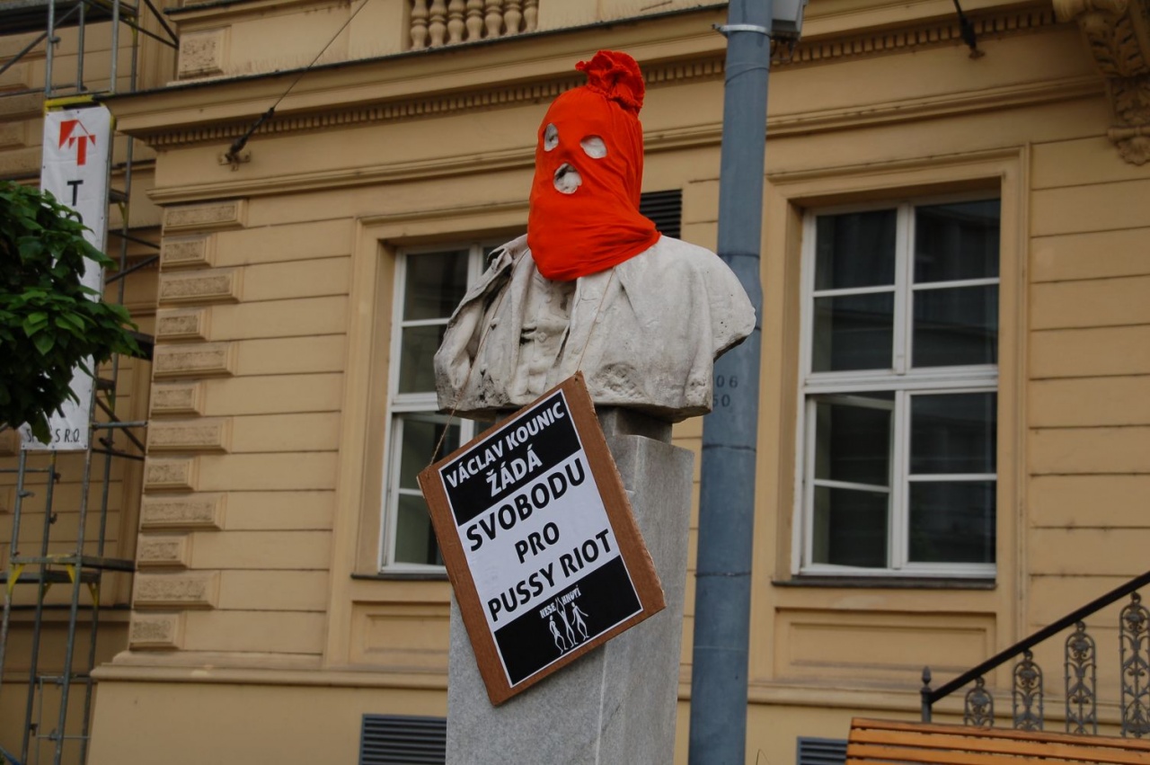 Brněnské sochy žádají propuštění Pussy Riot