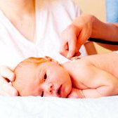 Porodní asistenky doloží přínosy jejich péče